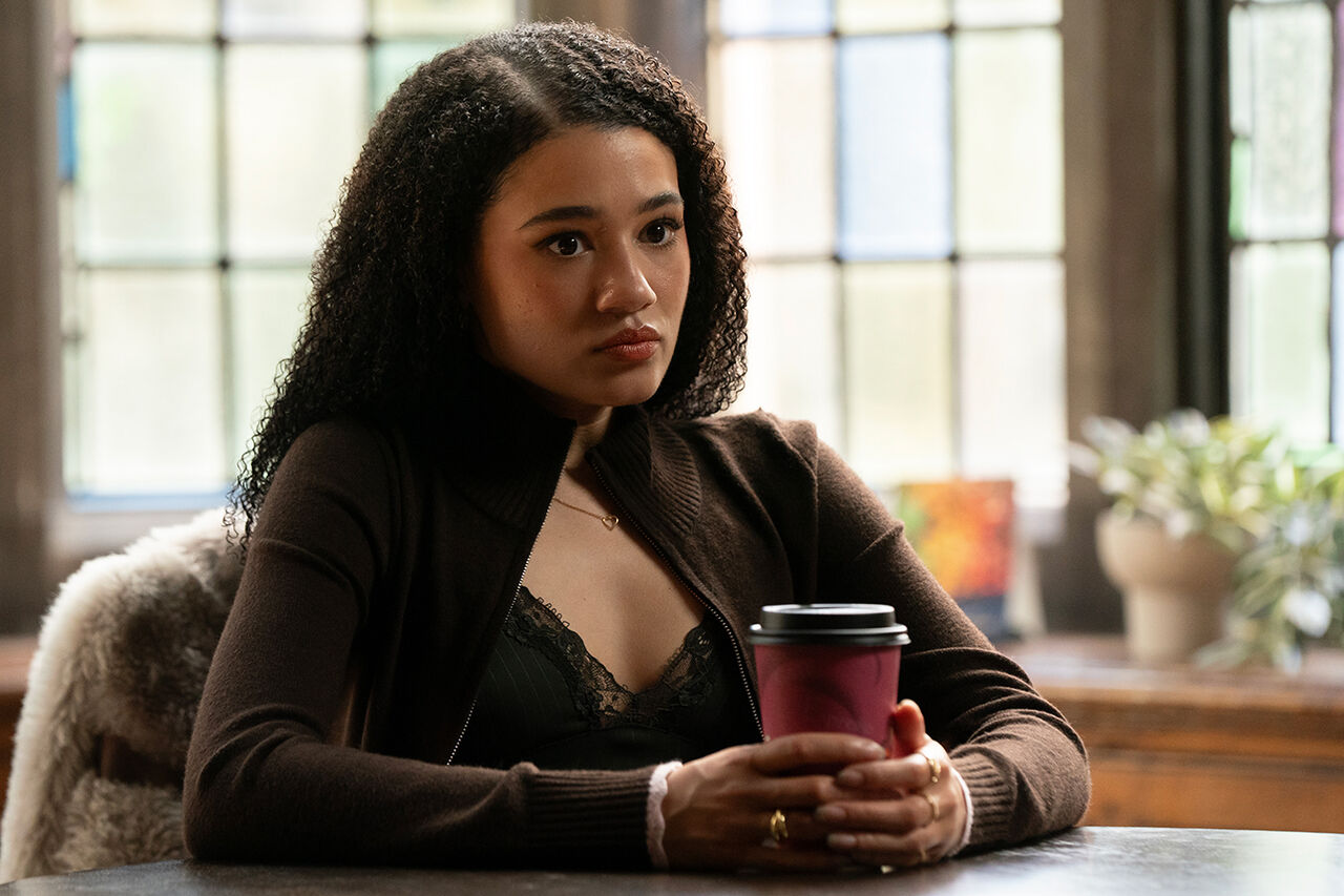 'Tell Me Lies'에서 커피잔을 들고 있는 다이애나