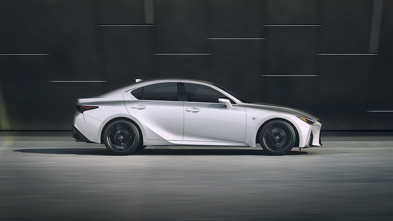 2024年型レクサス IS 350 F SPORTのダイナミックな横顔ショット。