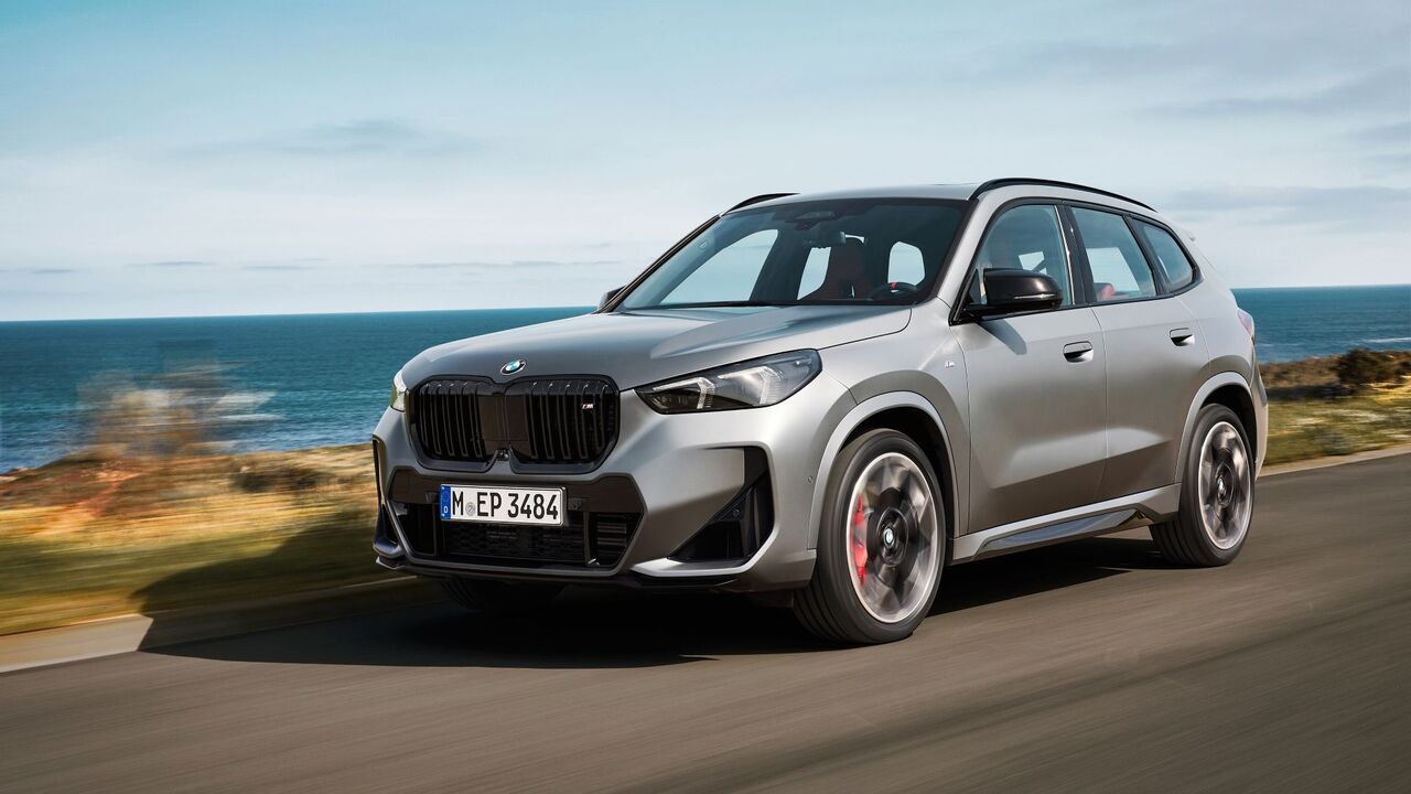 2025 BMW X1 M35i のフロント 3/4 アクション ショット