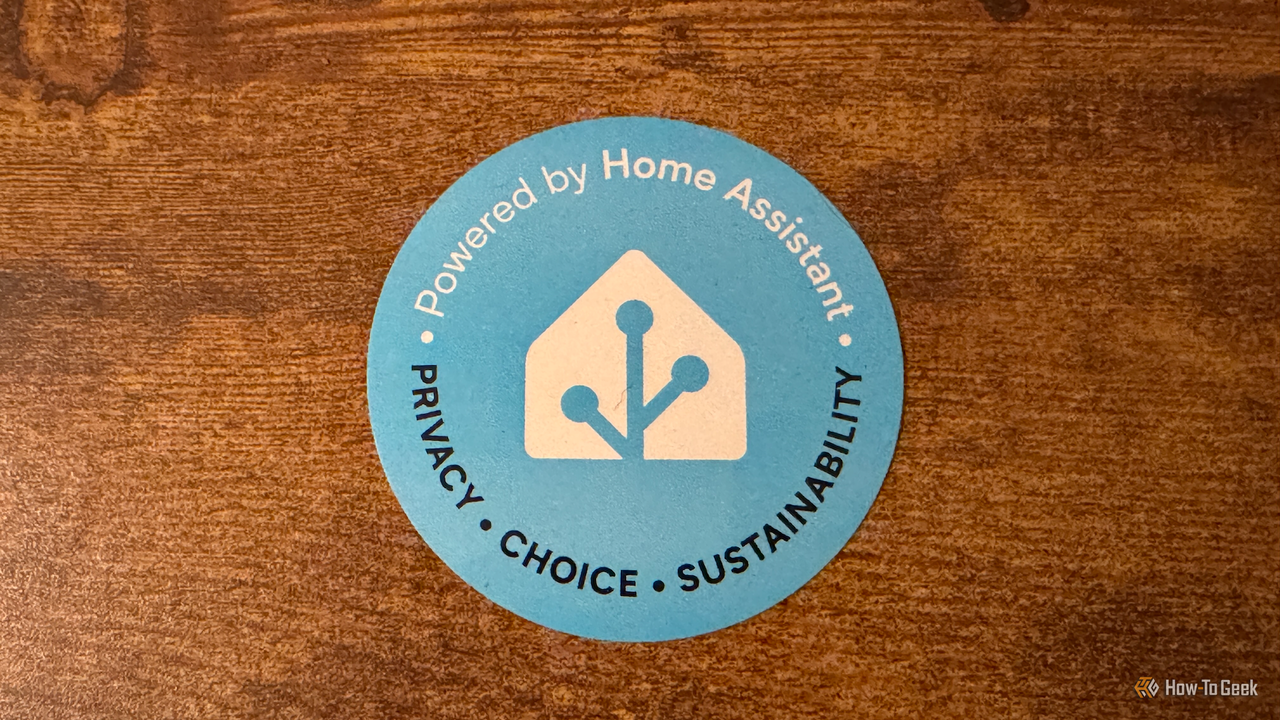 「Powered by Home Assistant Privacy Choice Sustainability」と書かれた Home Assistant ステッカー。