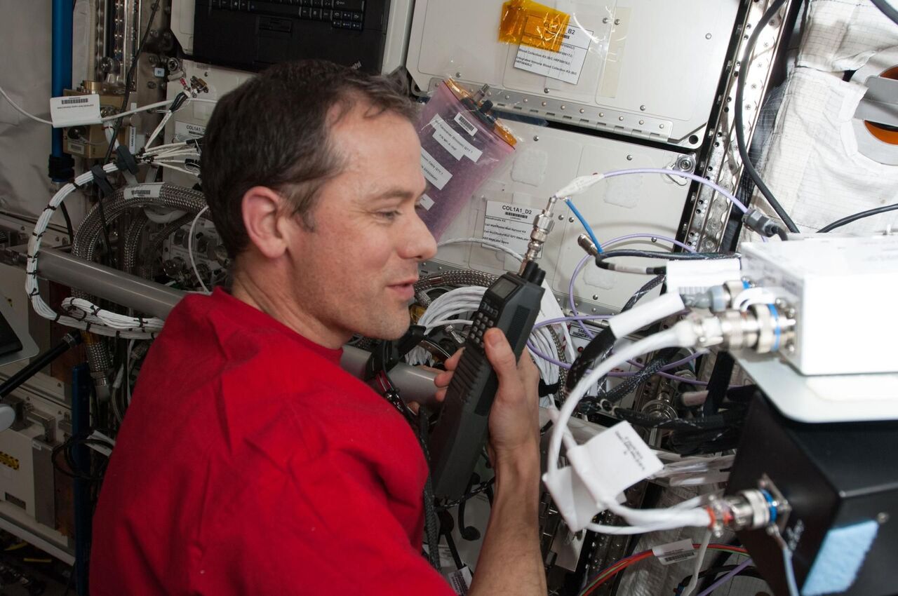 ISS でアマチュア無線を使用する宇宙飛行士。