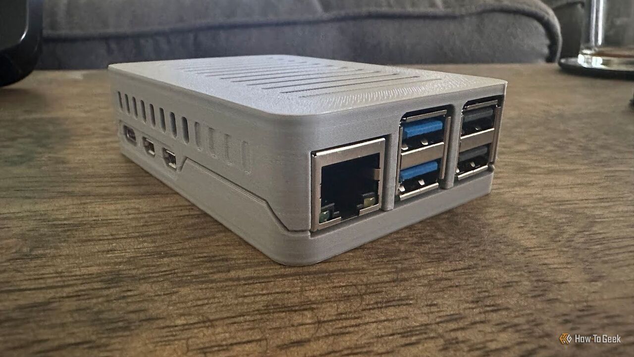 アクティブクーラーと互換性のある 3D プリントケースに入った Raspberry Pi 5。