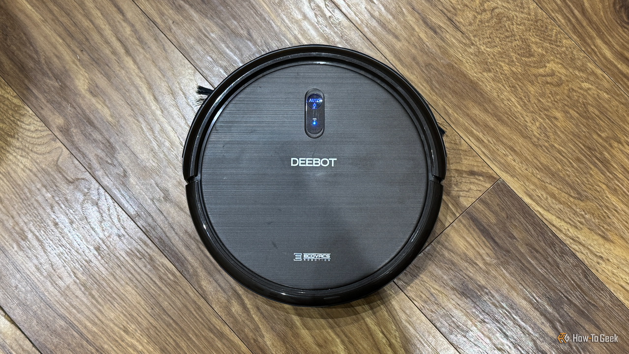 キッチンの床に置かれたロボット掃除機 Ecovacs Deebot N79S を真上から見たところ。