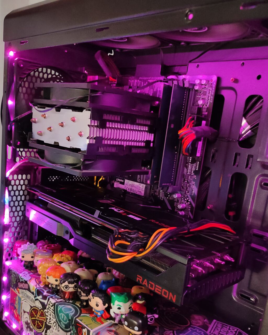 古いコンピューター内の AMD RX 6800 XT。