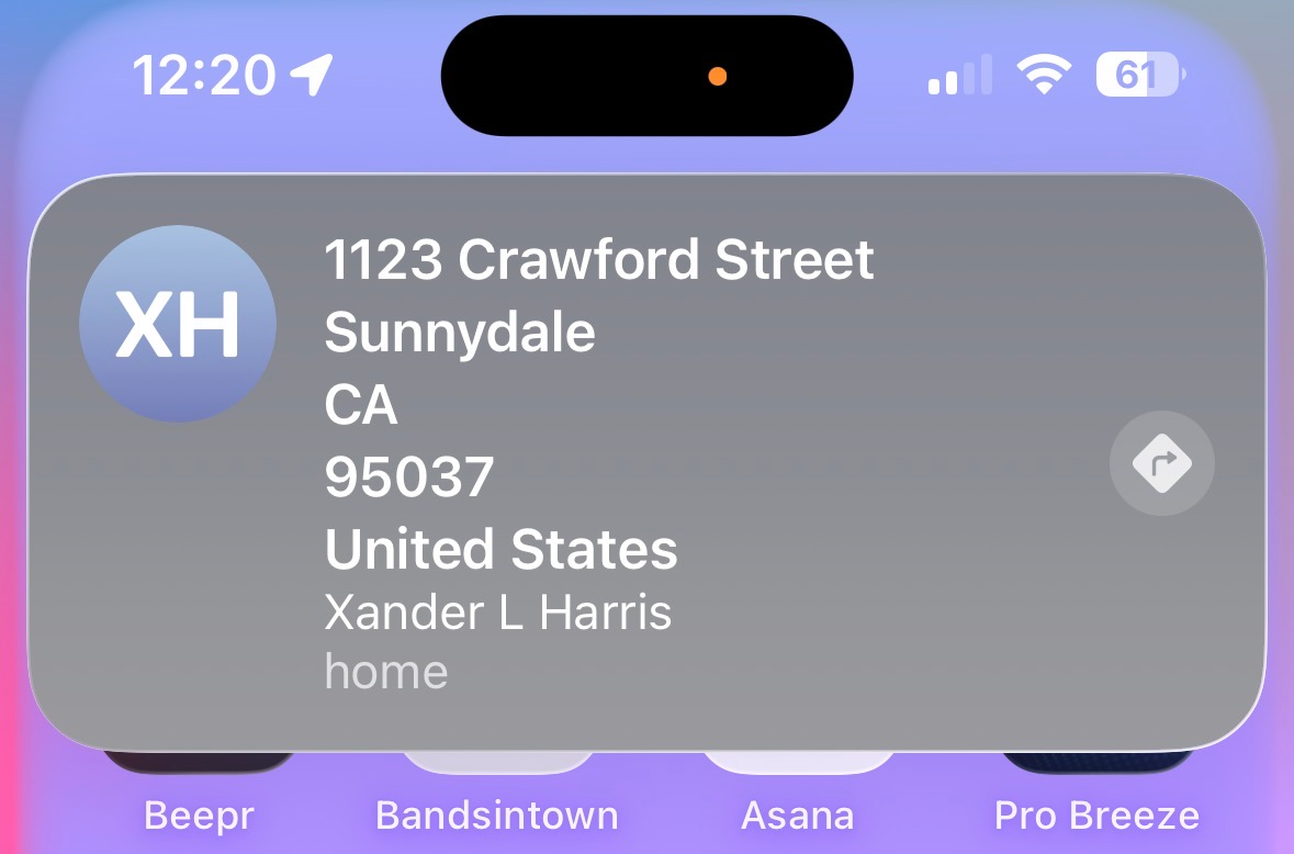 iPhone の Siri 結果として表示される連絡先のアドレス。