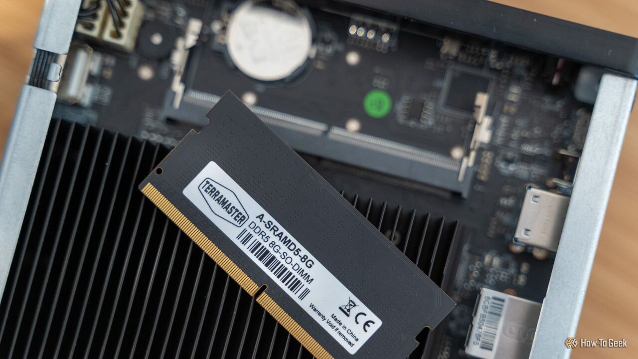 アップグレード可能であることを示すために、TeraMaster F4 SSD NAS から取り外された DDR5 RAM モジュール。