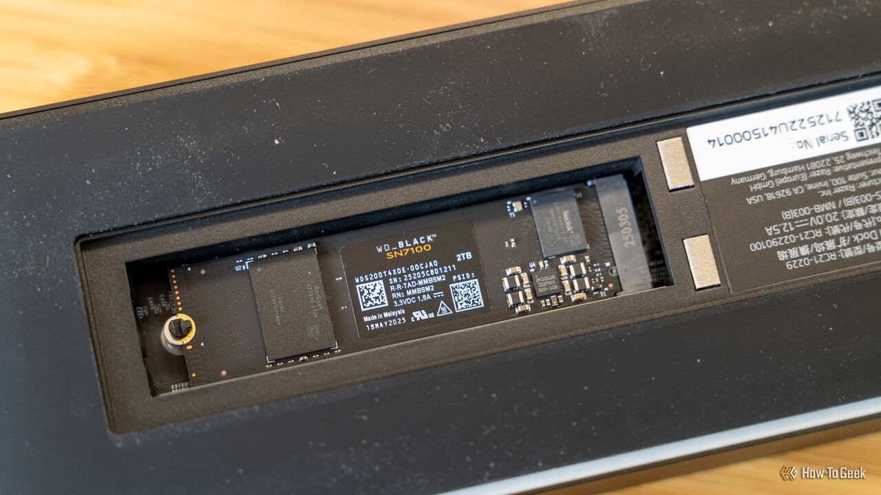 Razer ドックの底部に挿入された NVMe SSD。