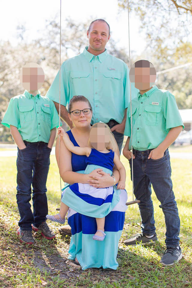 날짜가 기재되지 않은 Facebook 사진에서 Thomas Hudson과 Shauntel Kepner가 세 자녀 Timothy, Brooke, Andrew와 함께 사진을 찍었습니다.