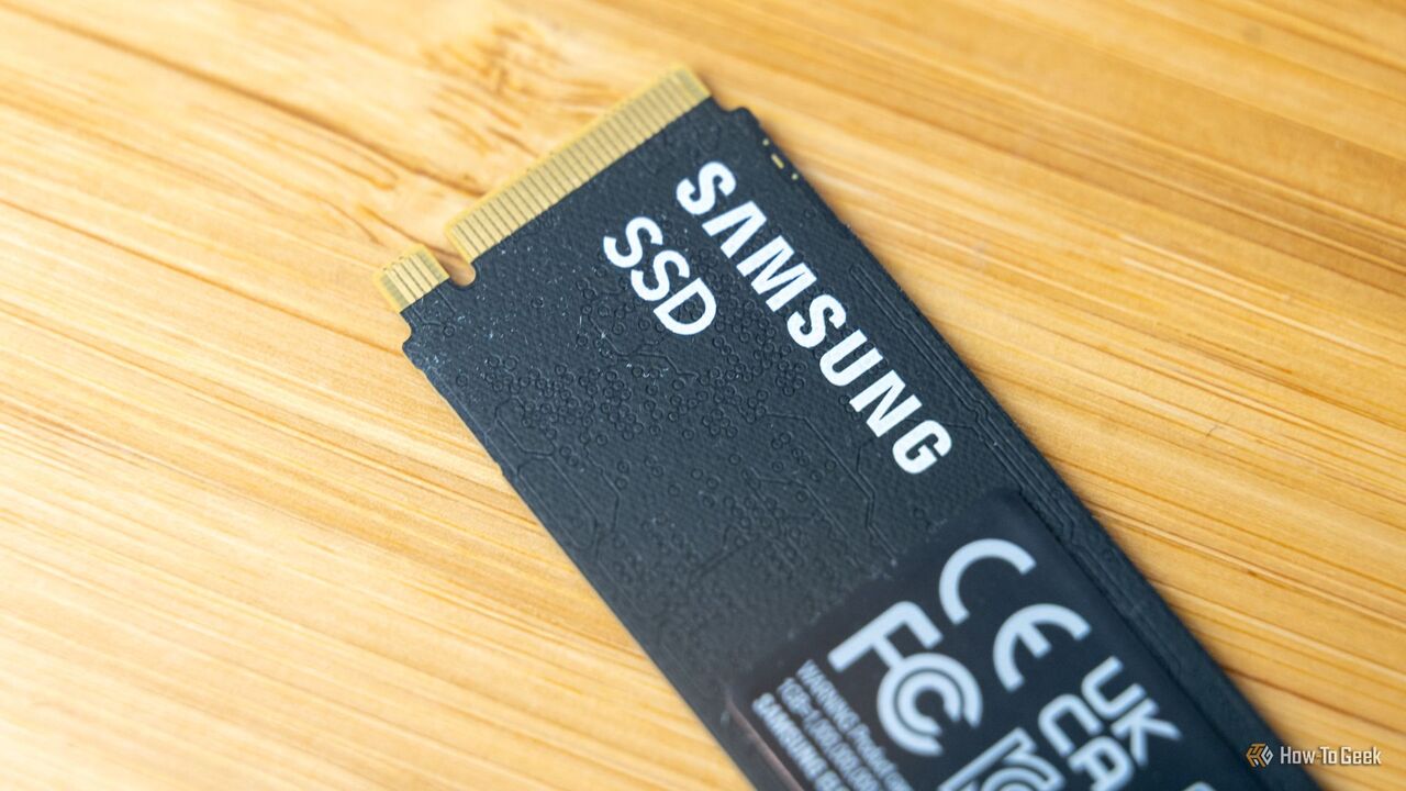 9100 PRO NVMe SSD の背面にある Samsung ロゴ。