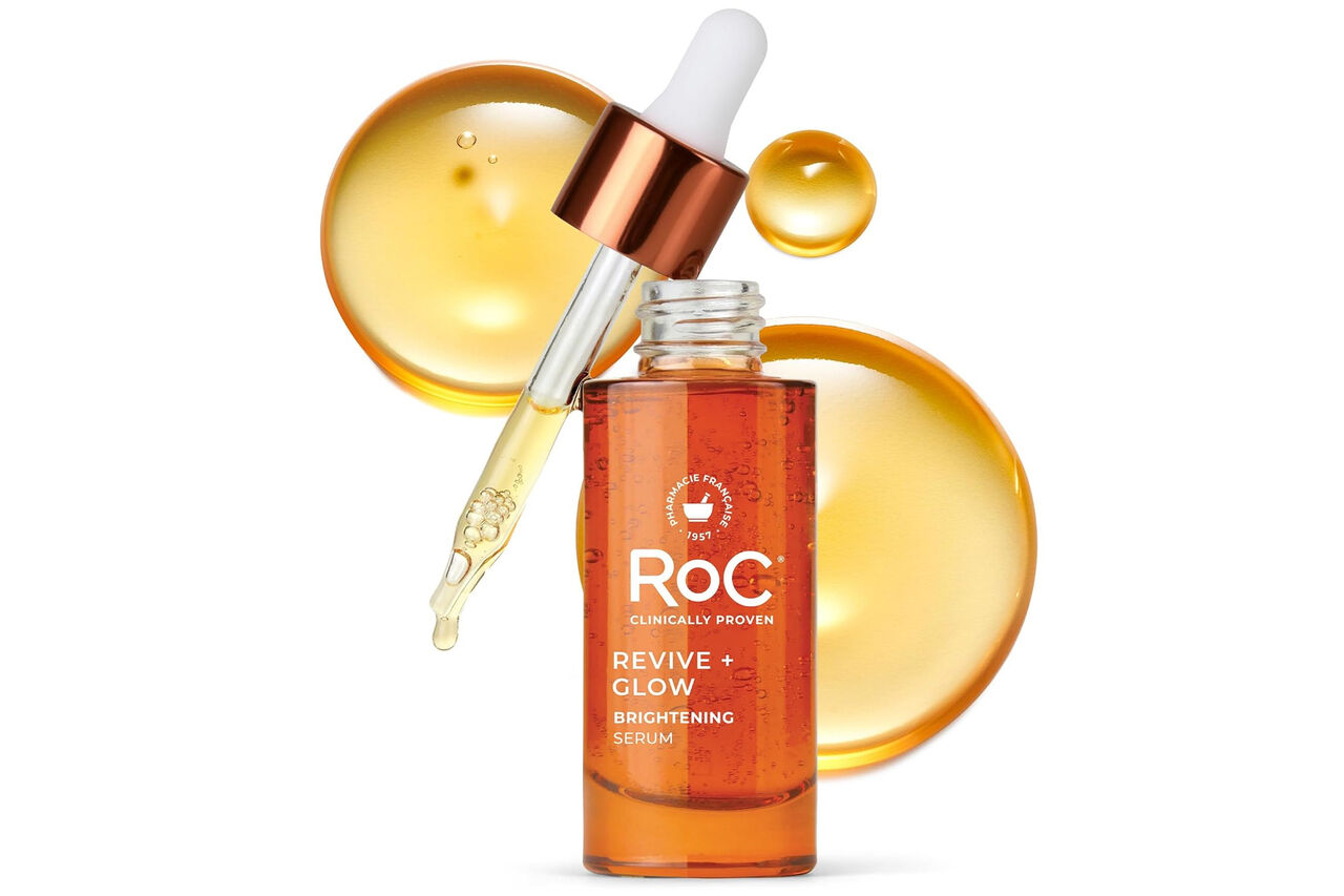 RoC Revive + Glow Brightening Serum 병과 골드 액센트가 있는 드로퍼.