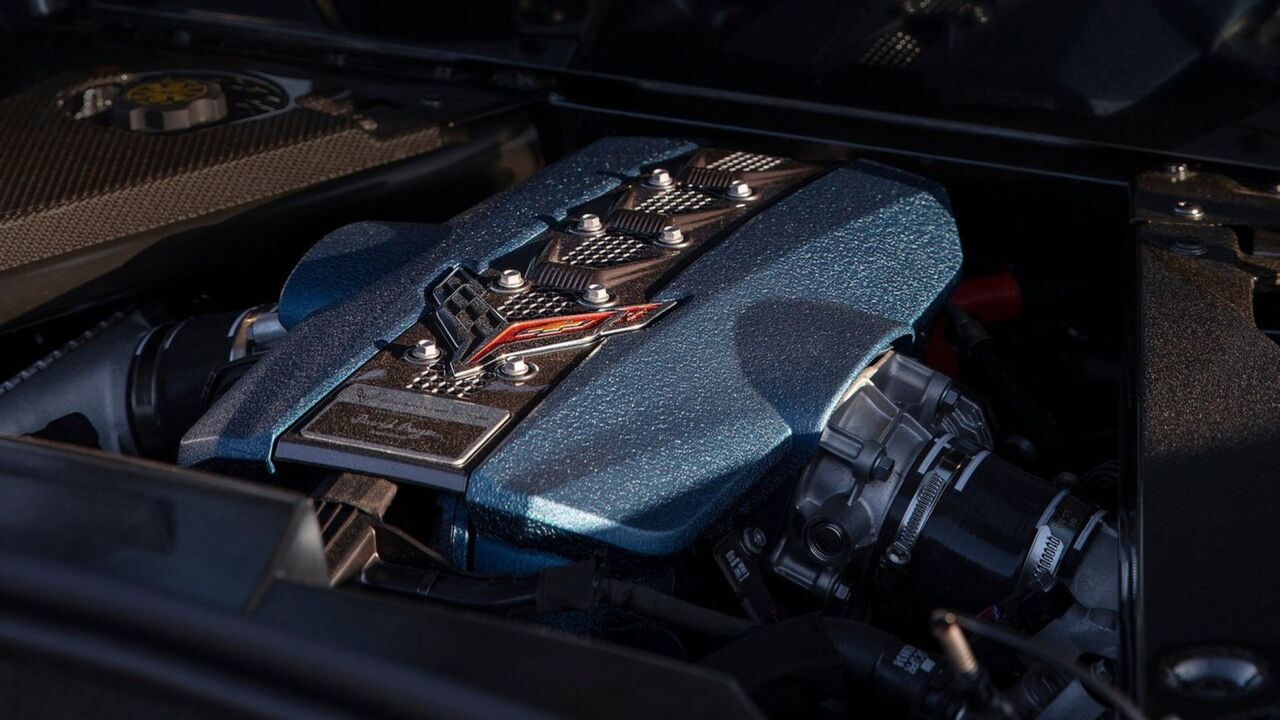 2025 シボレー コルベット ZR1 のエンジンのクローズ アップ ショット。