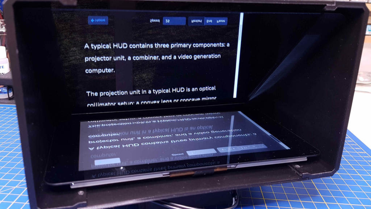 青い格子テーブルの上に置かれた Raspberry Pi 搭載のテレプロンプター。