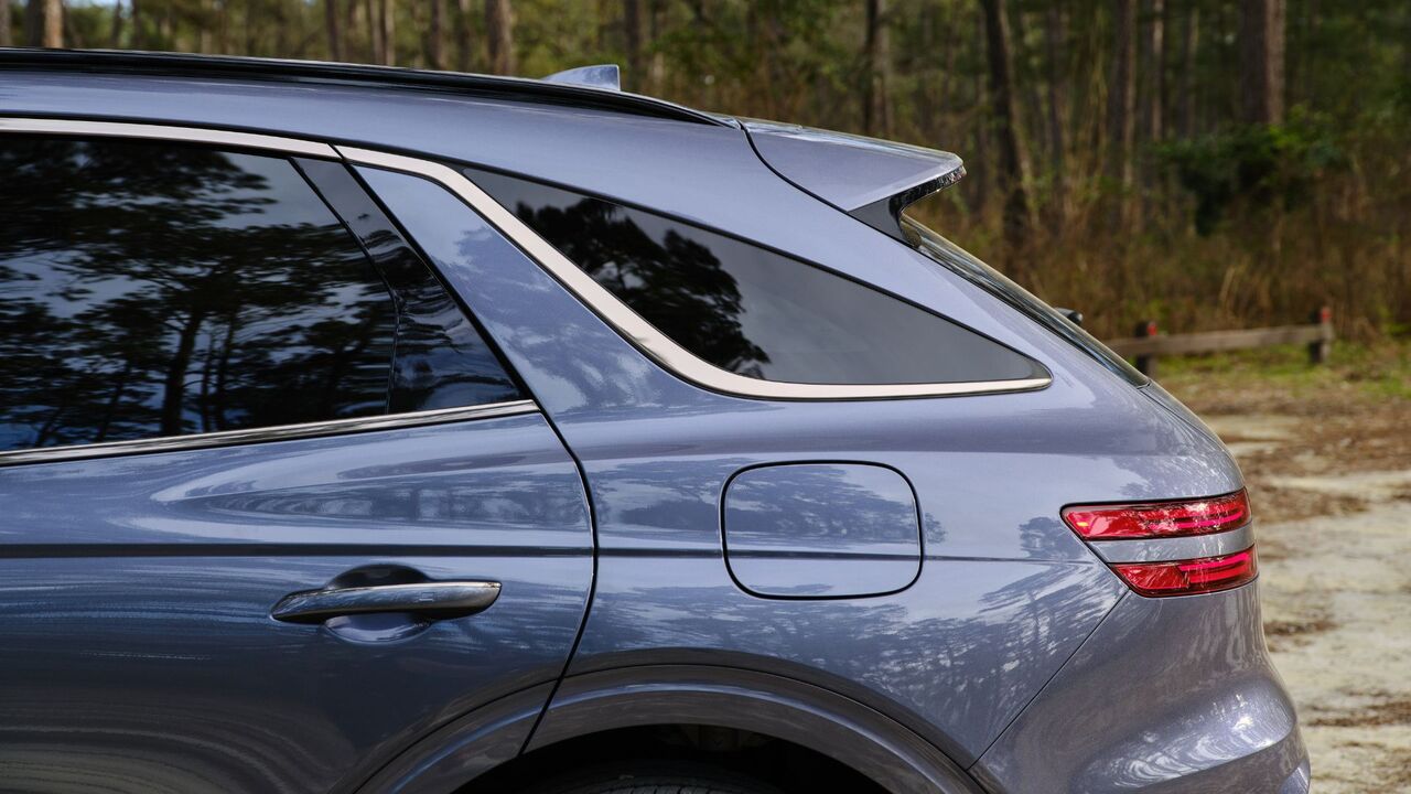 グレーの 2026 ジェネシス GV70 のリアクォーターのクローズアップショット。