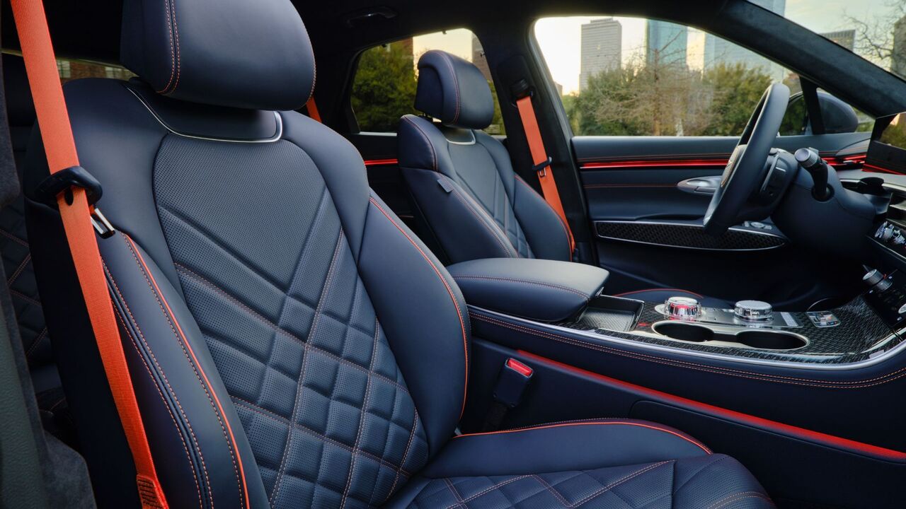 2026年型ジェネシスGV70のキャビン内のブラックレザーインテリアのショット。