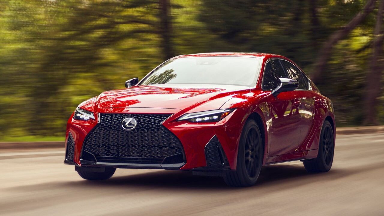 2021 Lexus IS のフロント 3/4 ショット