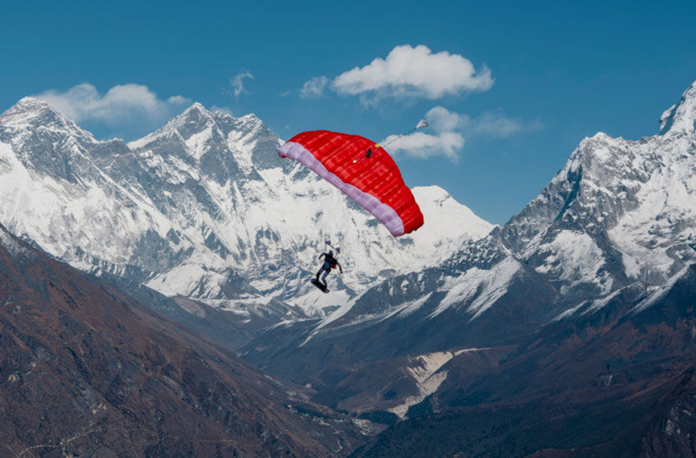 올가 나우모바(Olga Naumova)가 빨간 낙하산을 타고 산 위에서 스카이서핑을 하여 기네스 세계 기록을 경신했습니다.
