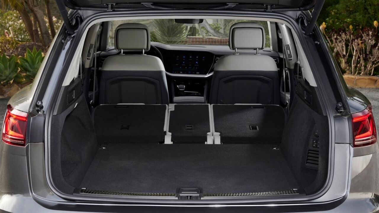 後部座席をフラットに折りたたんだ 2024 型フォルクスワーゲン トゥアレグのトランク内で撮影。