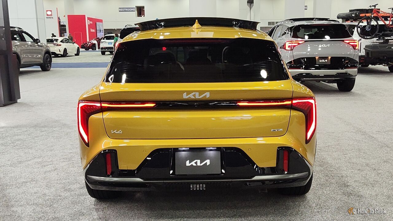 黄色の 2026 Kia K4 ハッチバックの静的なリアエンド ショット。