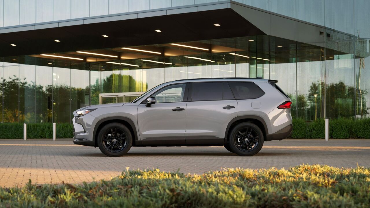 2025 トヨタ グランド ハイランダーの側面図