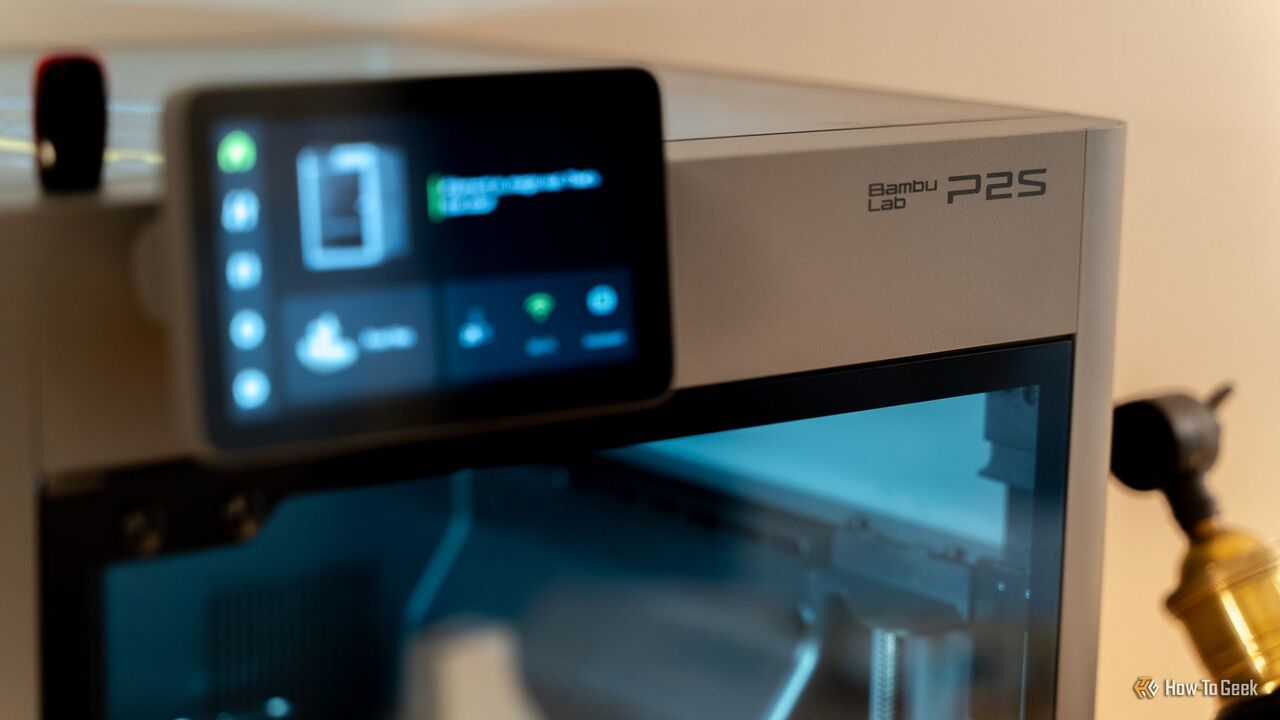 Bambu Lab P2S 3D プリンターのロゴに焦点があり、5 インチ ディスプレイに焦点がありません。