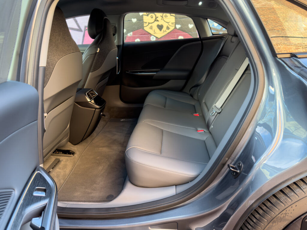 루시드에어 뒷좌석