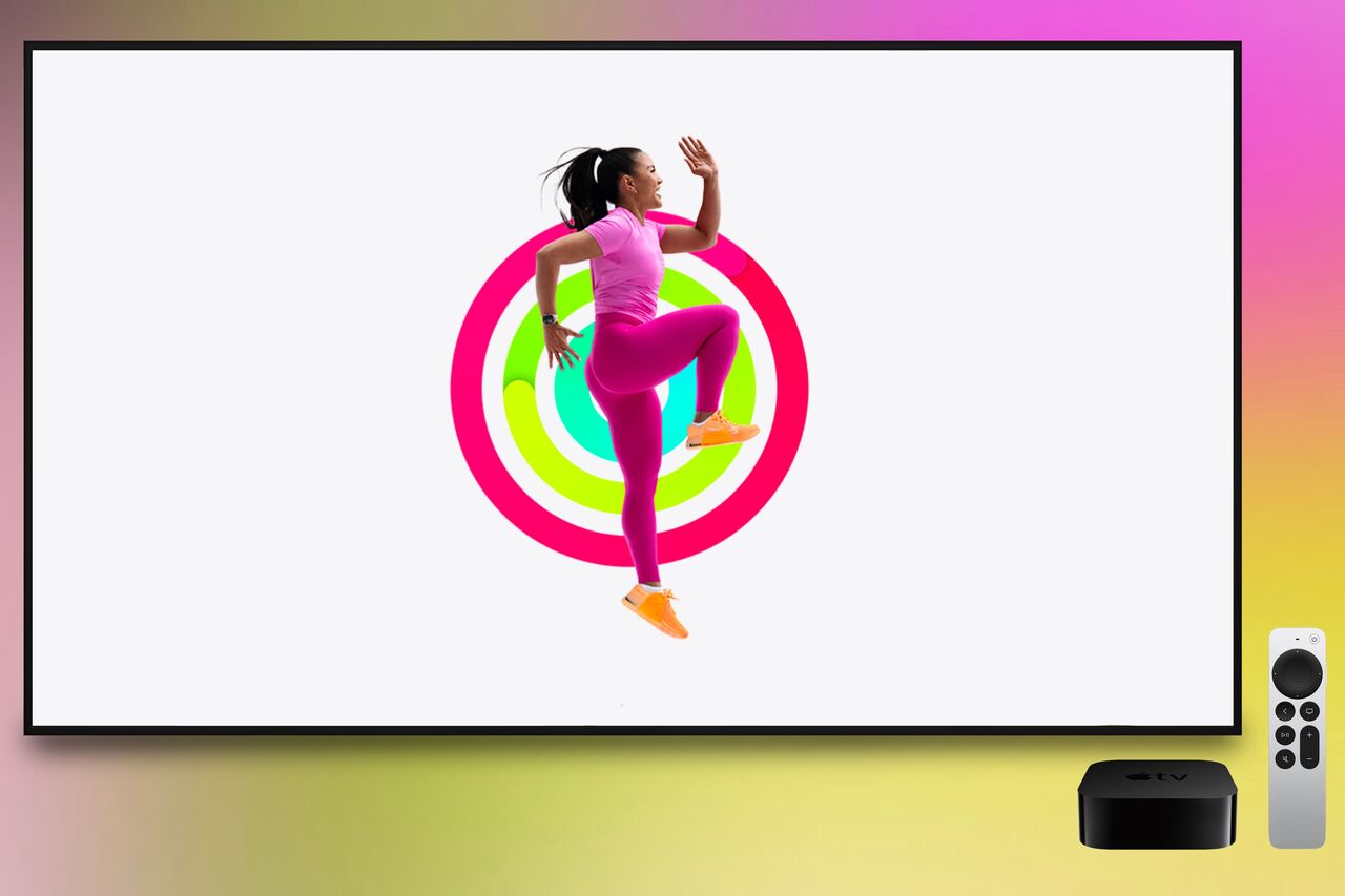 Apple TV に表示された閉じたアクティビティリングの前でトレーニングを行う Apple Fitness+ トレーナー。カラフルな背景の前に Apple TV ボックスとリモコンが存在します。