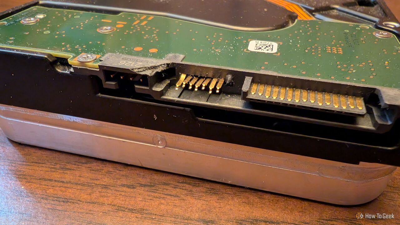 SATA ポートが故障した機械式ハードドライブ。