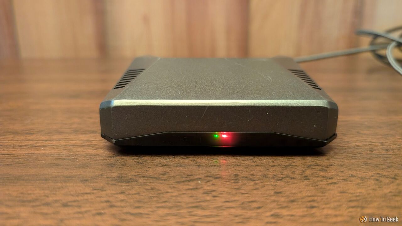 緑色のライトが点灯している Raspberry Pi。