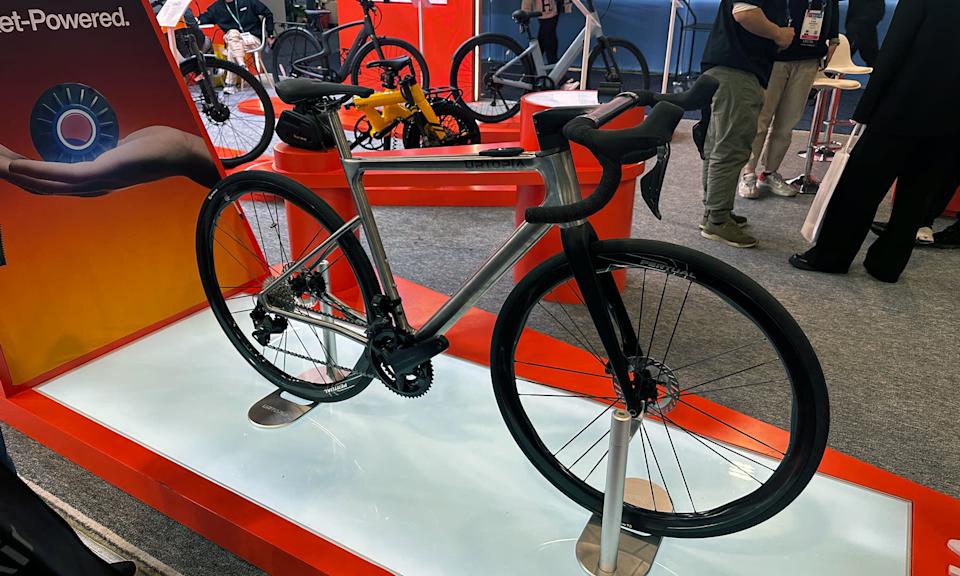 Titanium Zero는 근처의 다른 전기자전거와 함께 CES 디스플레이에 놓여 있습니다.