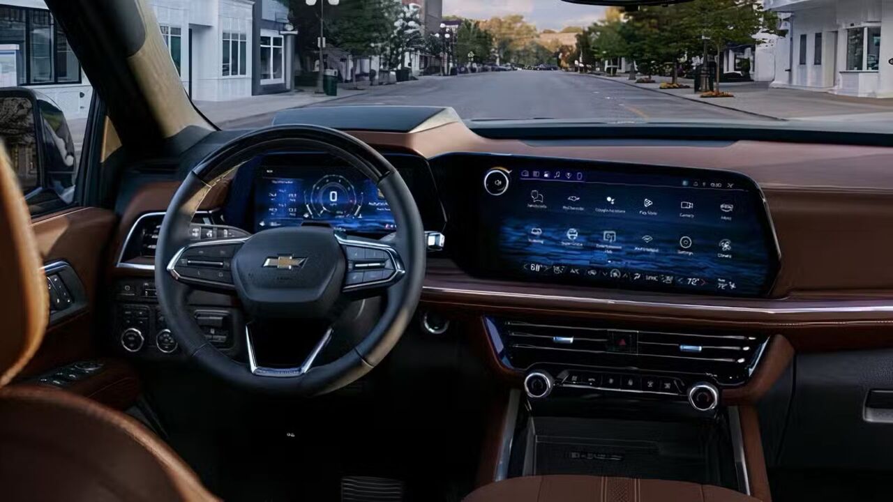 ステアリングホイールとダッシュボードを示す2025年型シボレー・サバーバンのインテリアのクローズアップショット