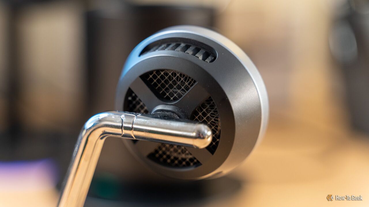 AnkerのPrimeワイヤレス充電ステーションの冷却通気口。