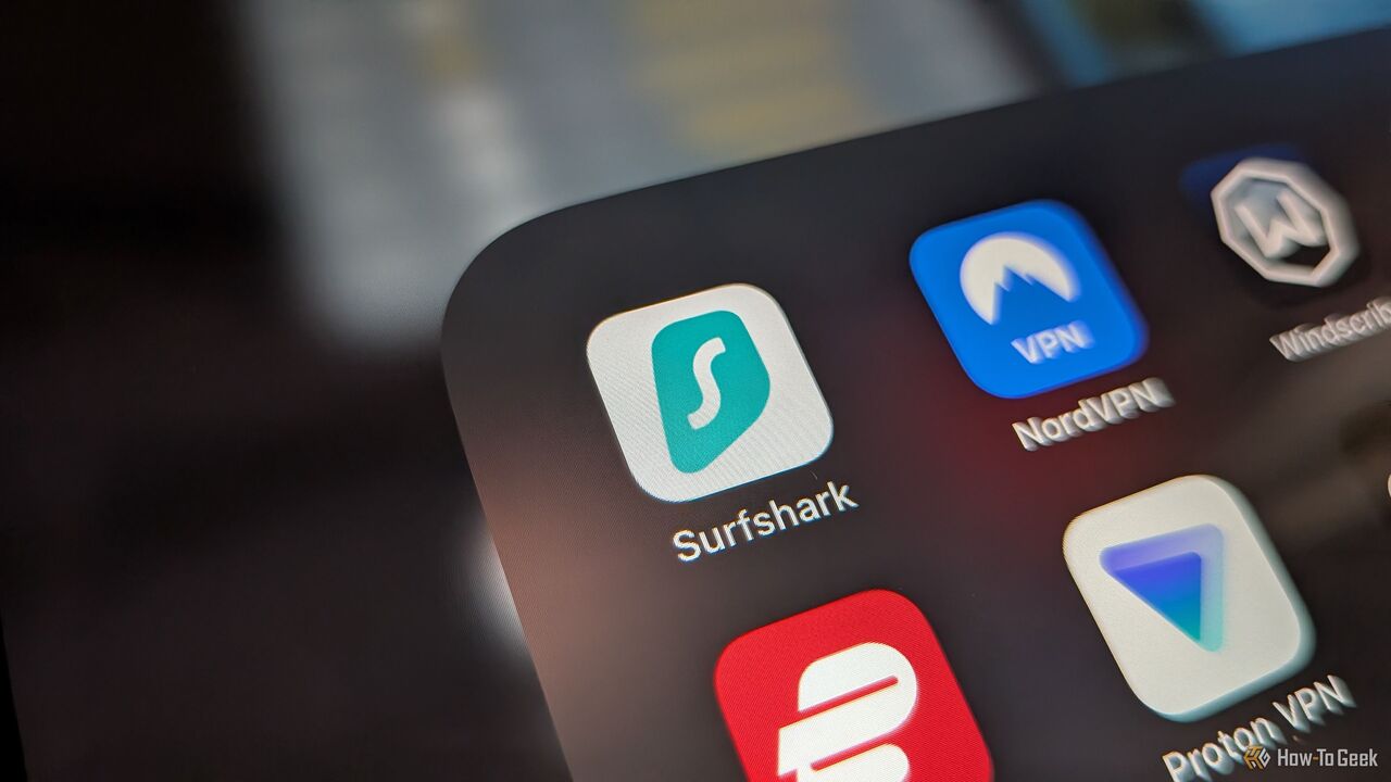 iPad 上の VPN フォルダー、Surfshark のクローズアップ