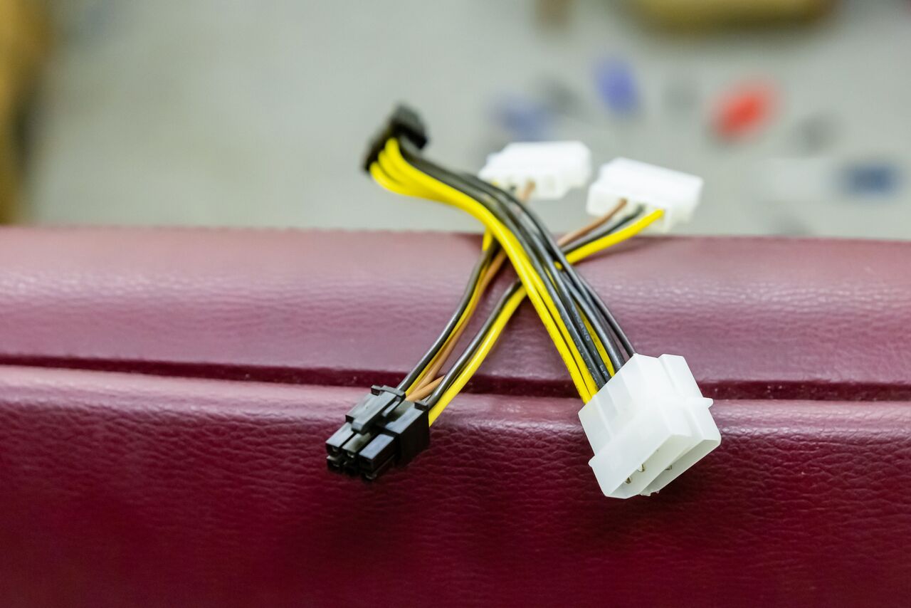 Molex - PCIe コネクタ アダプタ。