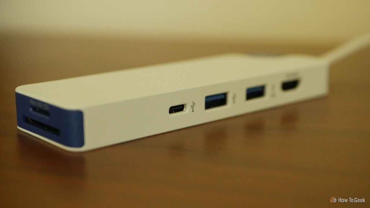 Hyper HyperDrive Flex USB-C ハブの USB-C ポートと USB-A ポート。