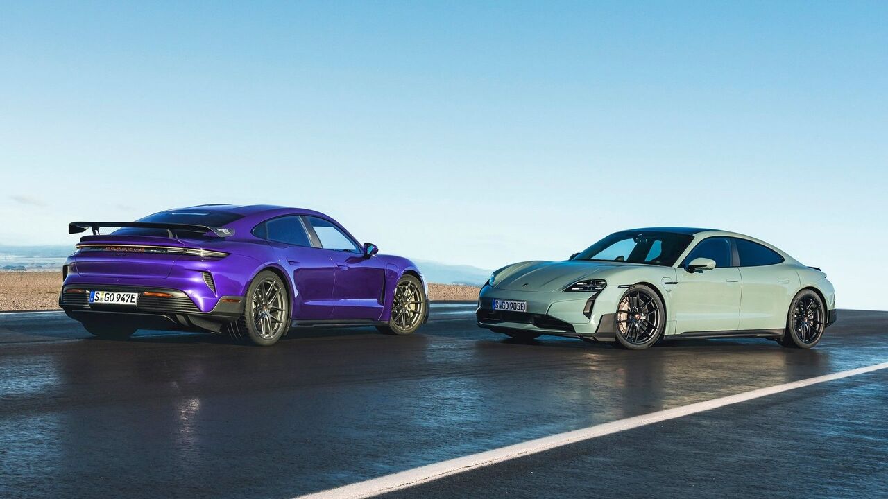 2025 ポルシェ タイカンとタイカン ターボ GT のフロントとリアの 3/4 ショット