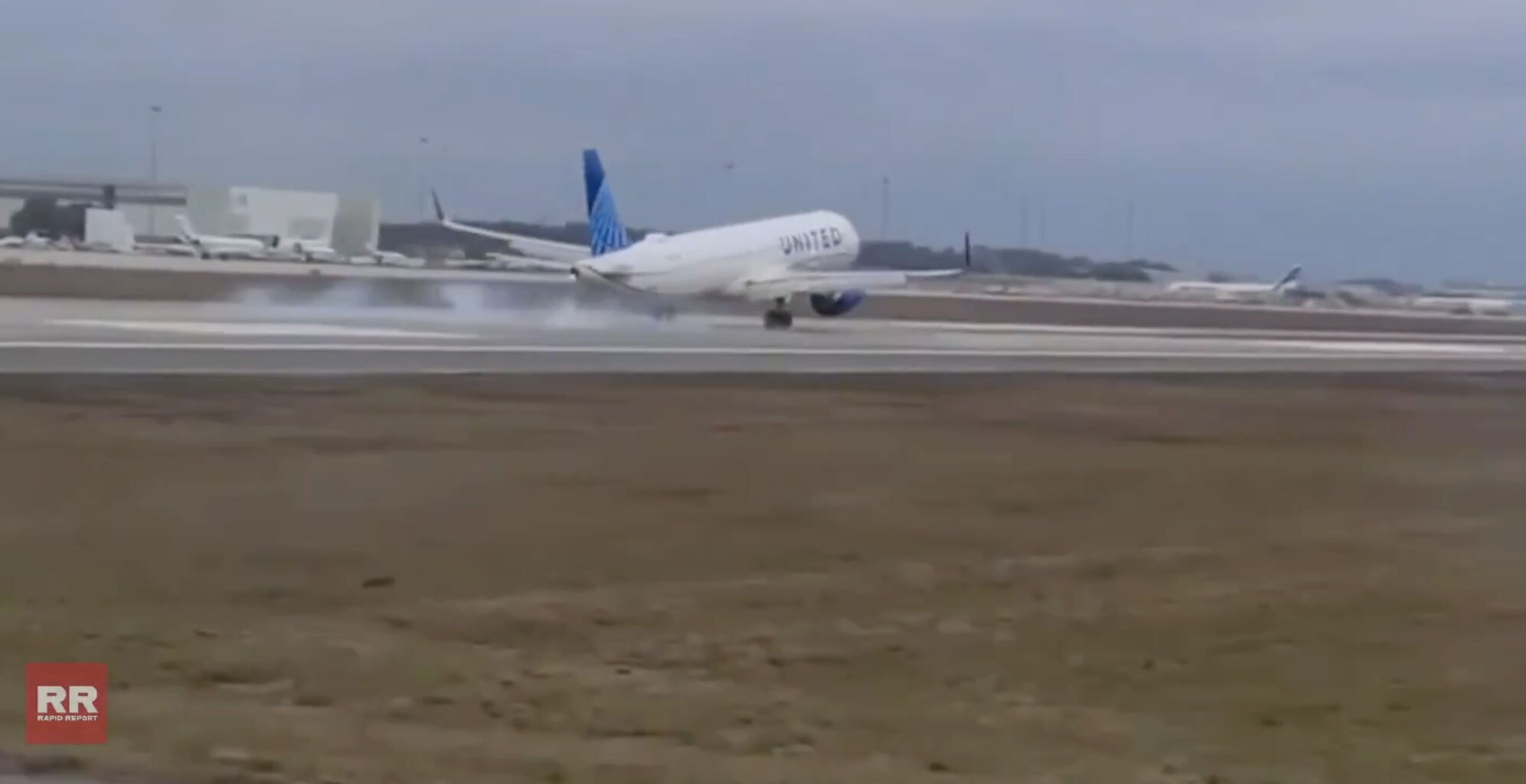 유나이티드 항공기가 물보라를 일으키며 젖은 활주로에 착륙했습니다.