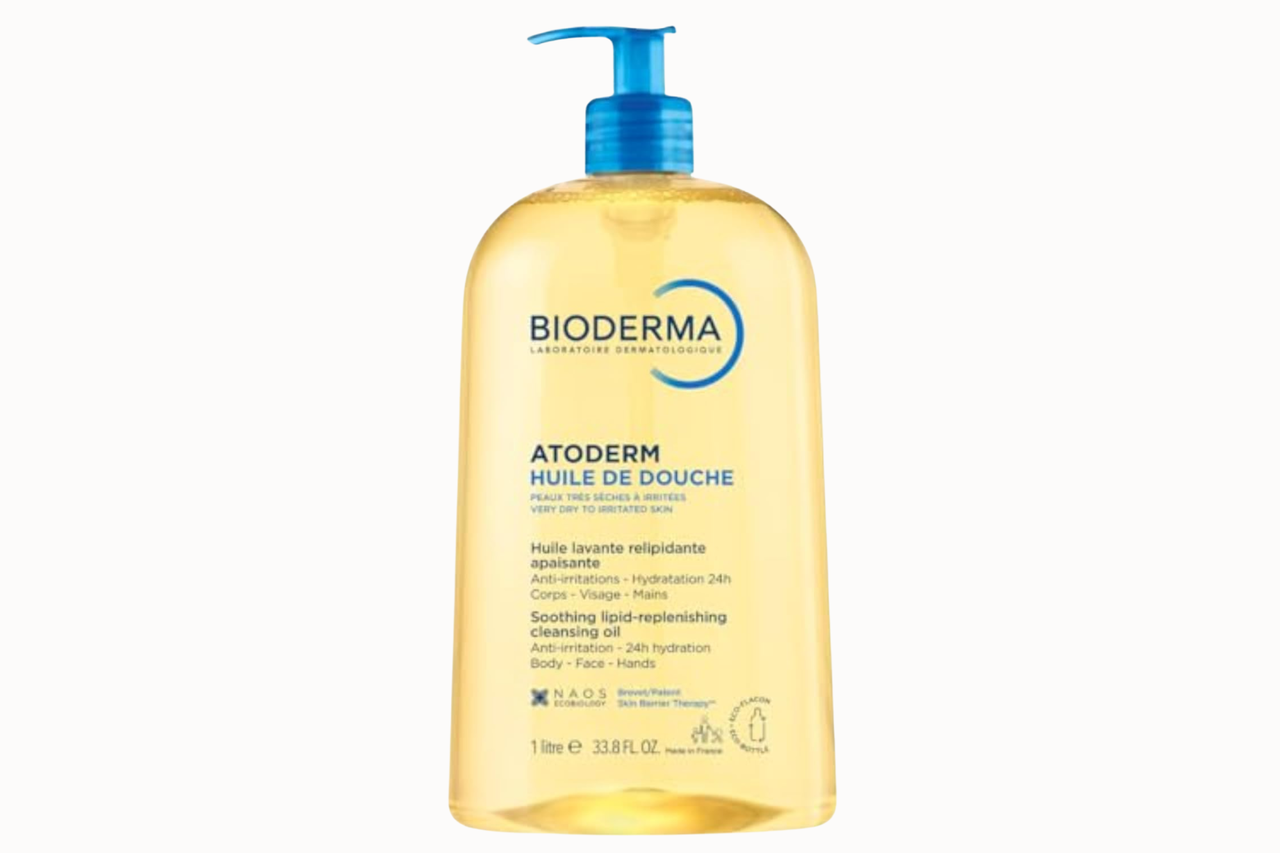 파란색 펌프가 장착된 1리터 병에 담긴 BIODERMA Atoderm Huile De Douche 클렌징 오일.