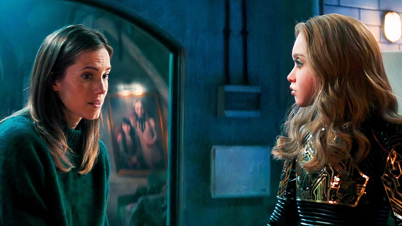 アリソン・ウィリアムズと M3GAN 2.0 の M3GAN。