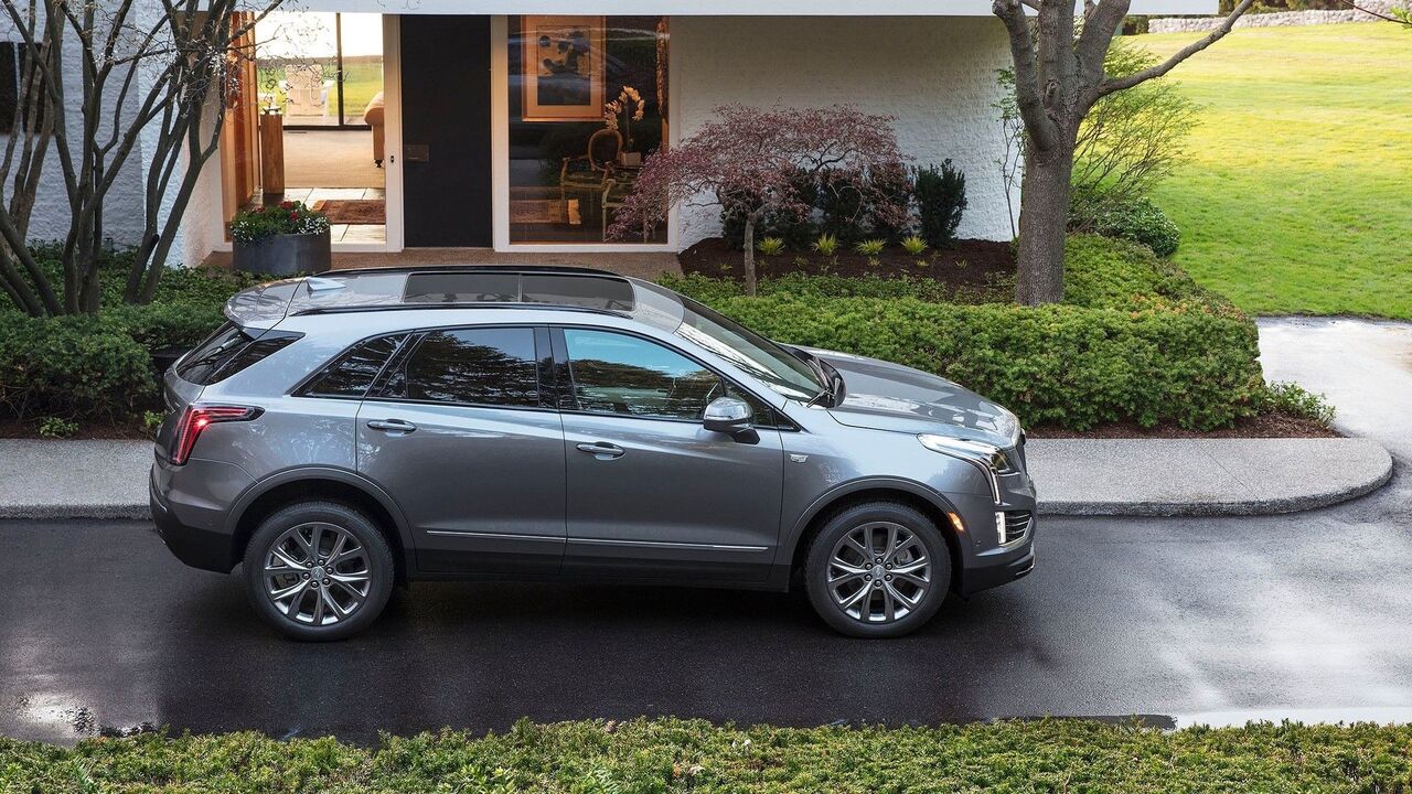 2020 キャデラック XT5 の側面ショット