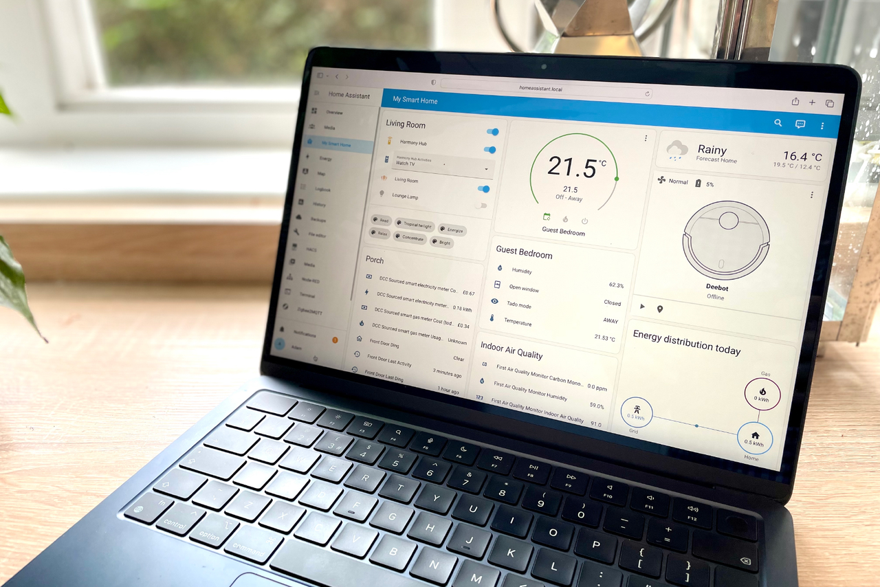 MacBook Air上で動作するホームアシスタント。