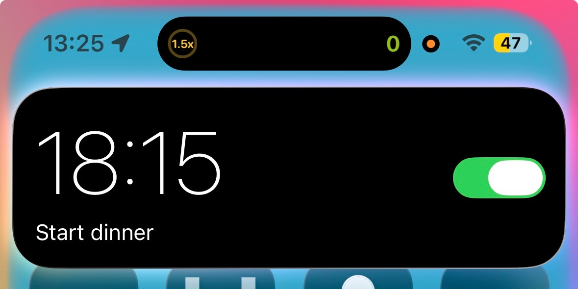 Siri が設定した「Start Dinner set for 1815」というアラームを確認する通知。