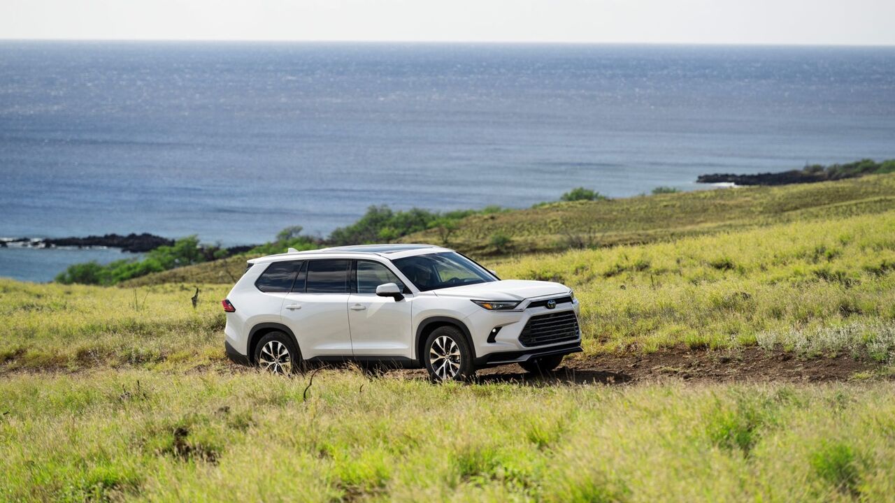 2026 トヨタ グランド ハイランダーのフロント 3/4 ショット