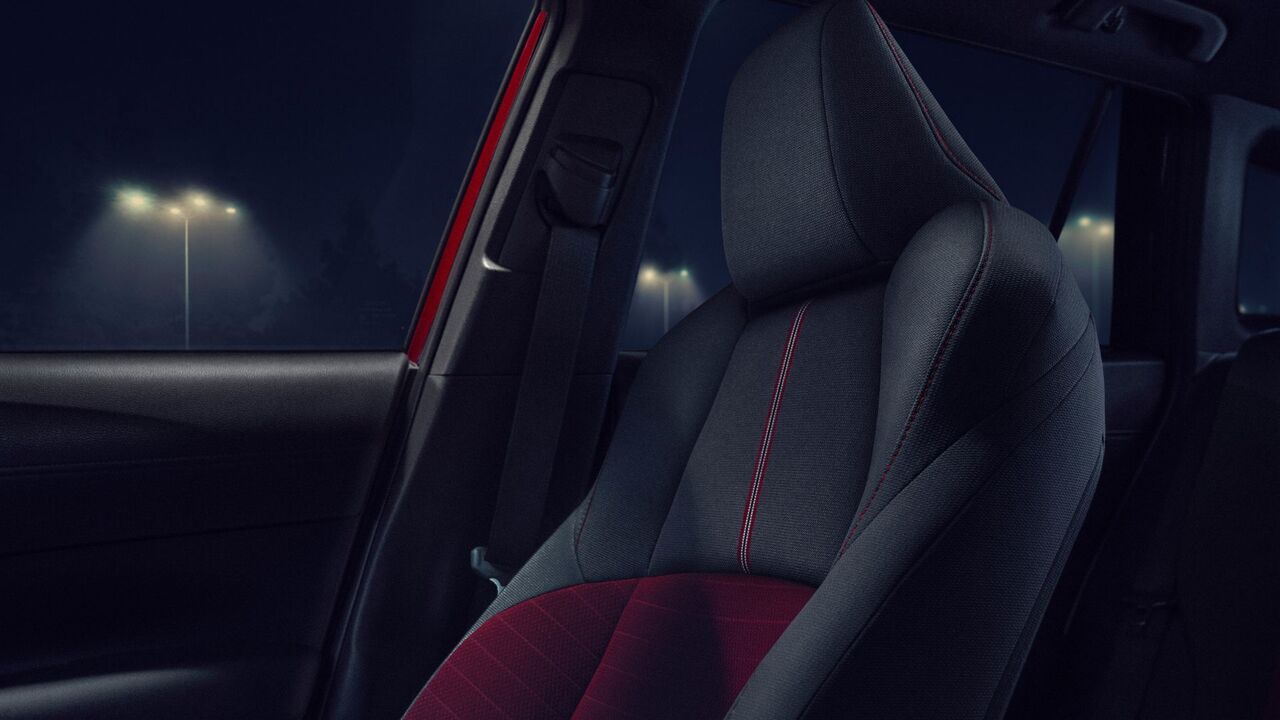 2025 トヨタ カローラ クロス ナイトシェードのインテリアのクローズ アップ ショット。