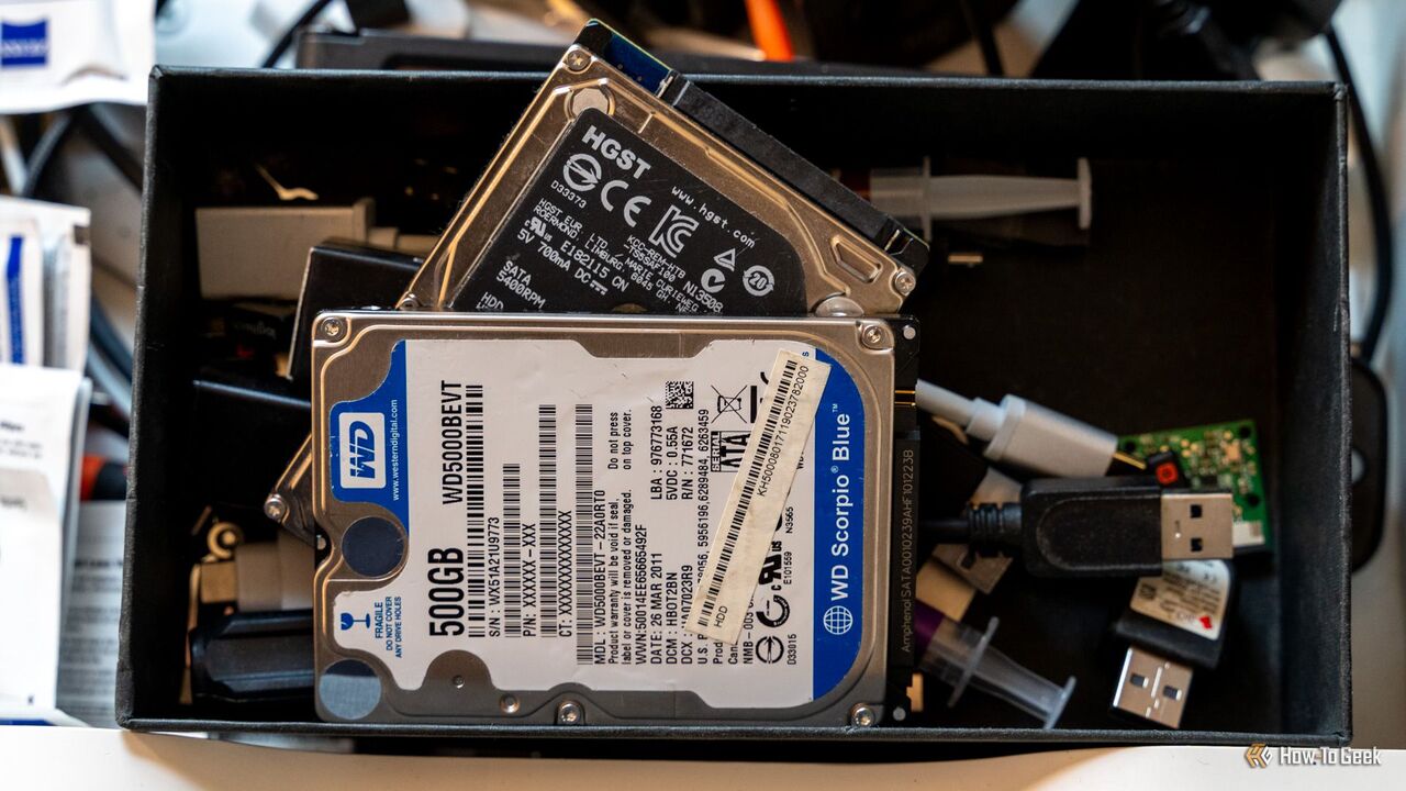 古い技術引き出しの中にある WD Blue と HGST のハード ドライブ。