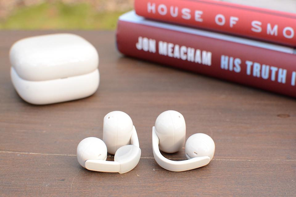 포함하는 "피팅쿠션" (왼쪽)은 안정적인 핏에 도움이 될 수 있습니다.