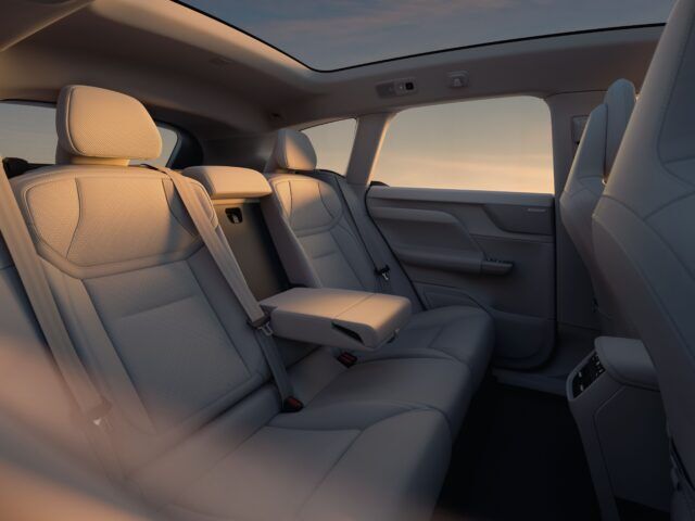 볼보 EX60 뒷좌석