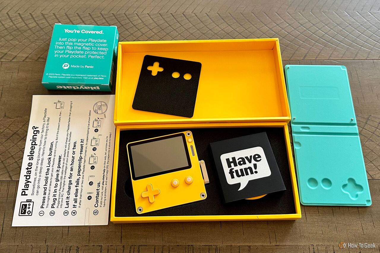 Playdate カバー付きで開梱された Panic Playdate。