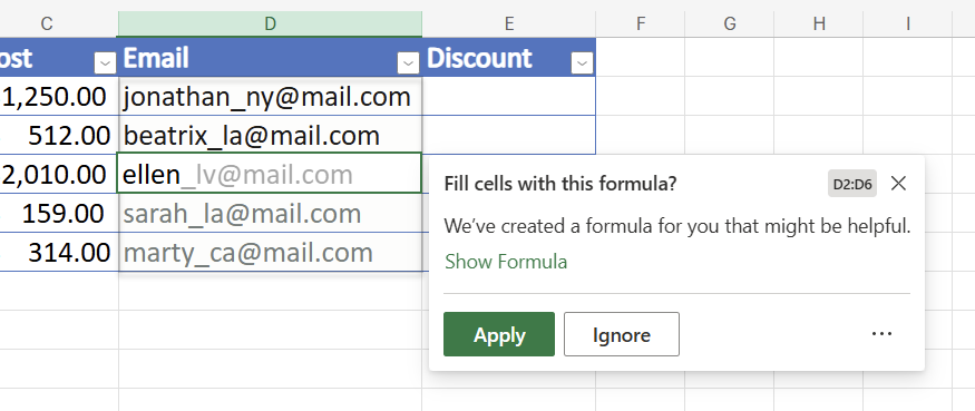 Web 用 Excel の例による数式ツールは、以前に確立されたパターンに基づいて列内の残りの電子メール アドレスを提案します。