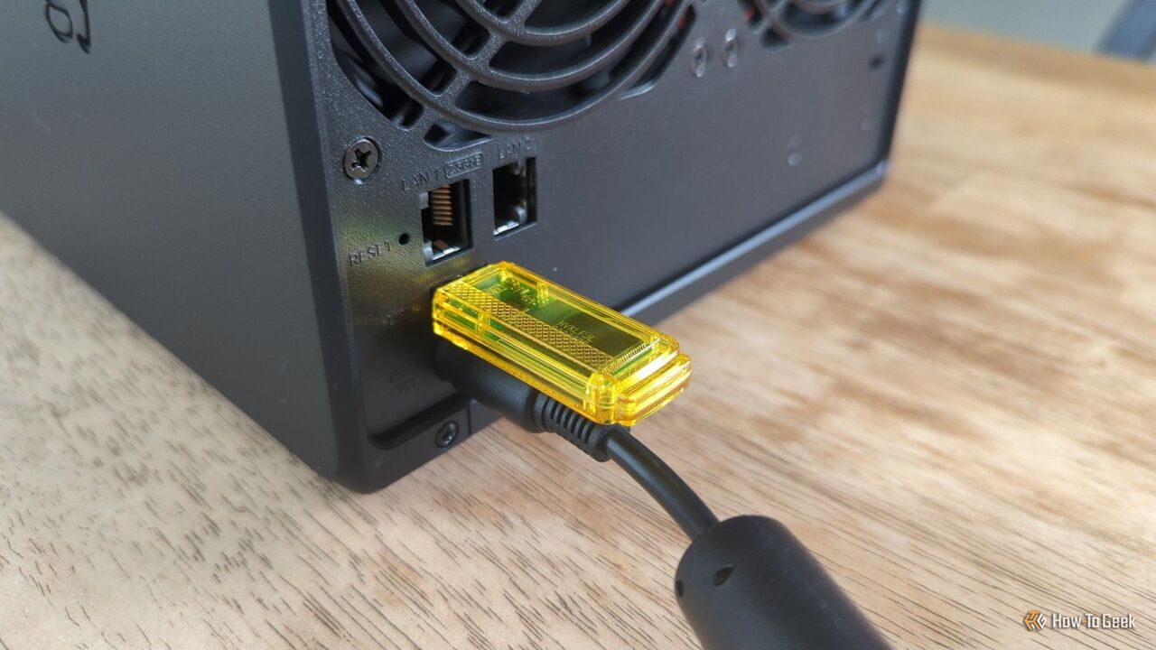 Synology DS425+ NAS の背面にある USB-A ポートに接続されたフラッシュ ドライブ。-2