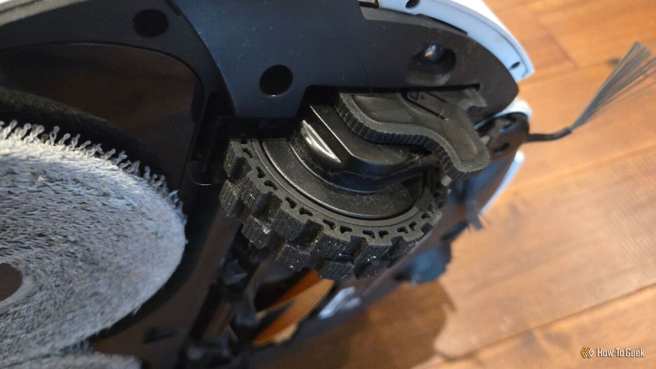Dreame L40s Ultra ロボット掃除機の下のホイール。